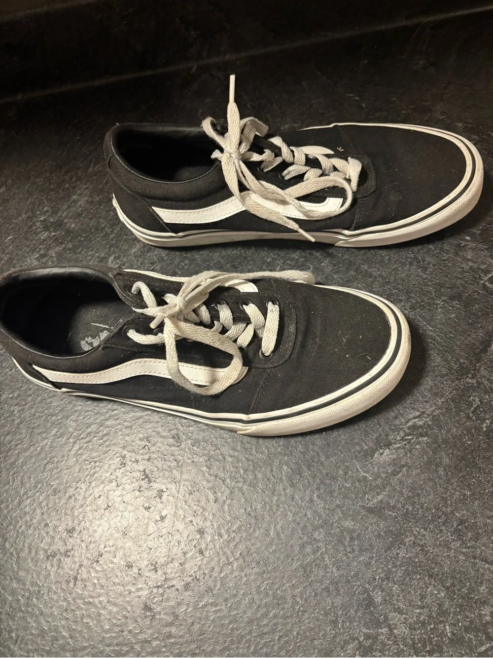 black and white Vans Ward low-top sneakers size 9